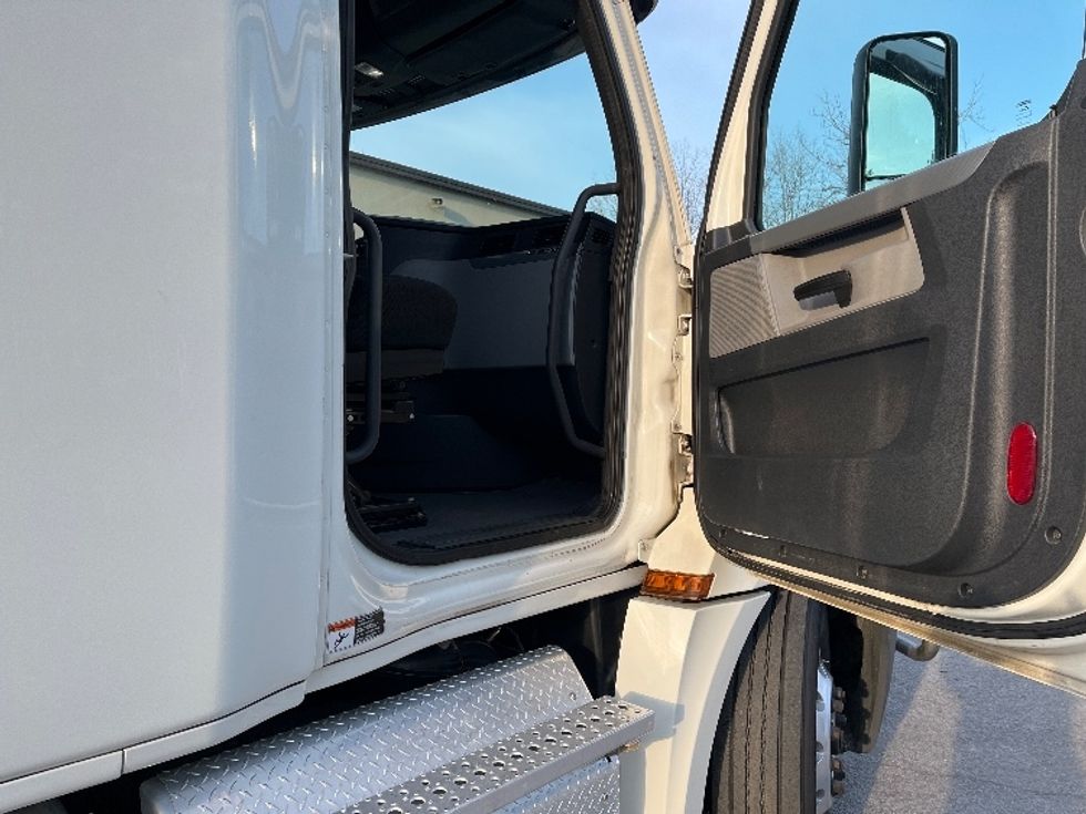 Sleeper Tractor-Heavy Duty Tractors-Freightliner-2019-T12664ST-Atlanta-GA-633,302\n\t\tmiles-$ 44,000 - Image 13