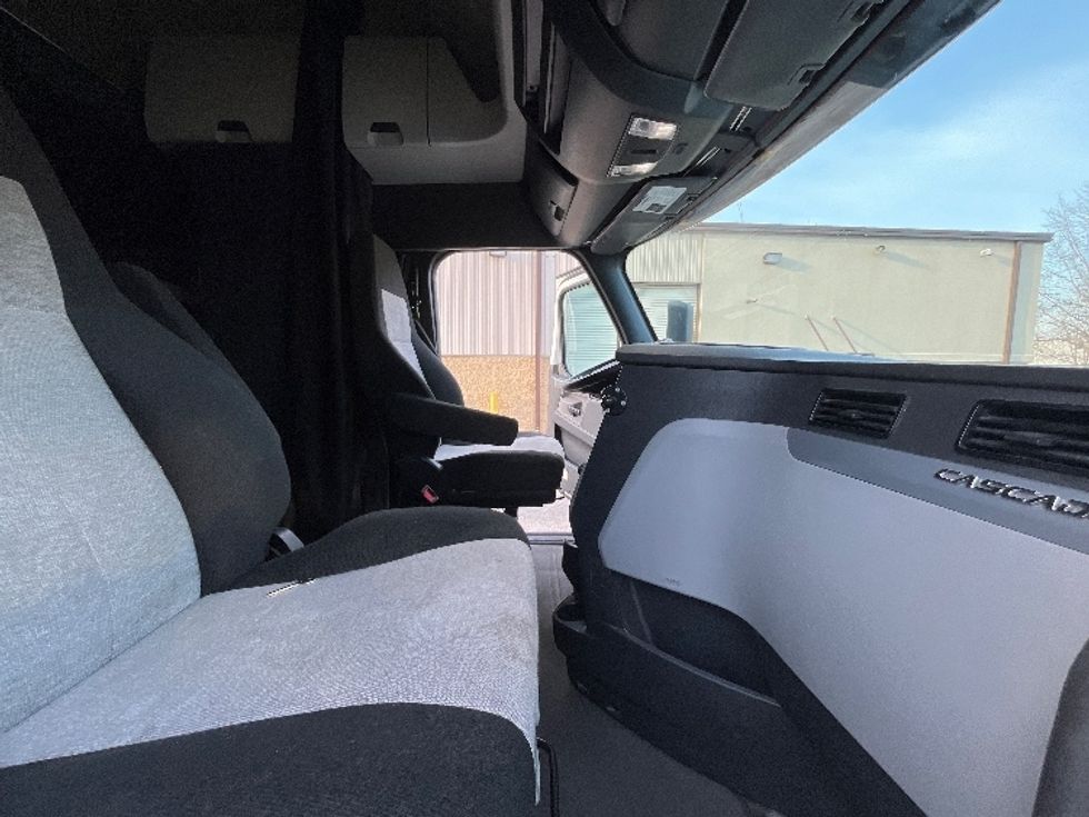 Sleeper Tractor-Heavy Duty Tractors-Freightliner-2019-T12664ST-Atlanta-GA-633,302\n\t\tmiles-$ 44,000 - Image 15