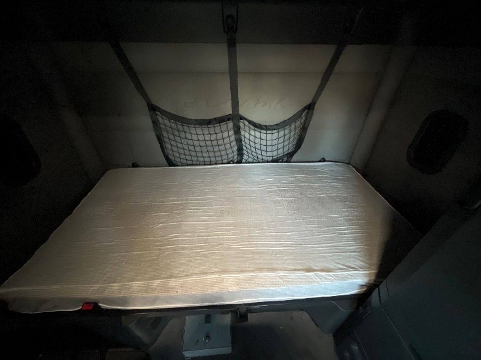 Sleeper Tractor-Heavy Duty Tractors-Freightliner-2019-T12664ST-Atlanta-GA-633,302\n\t\tmiles-$ 44,000 - Image 17