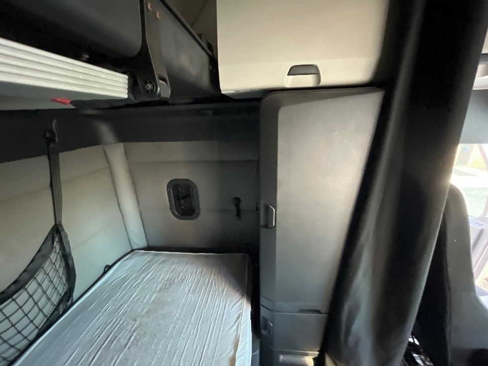 Sleeper Tractor-Heavy Duty Tractors-Freightliner-2019-T12664ST-Atlanta-GA-633,302\n\t\tmiles-$ 44,000 - Image 18