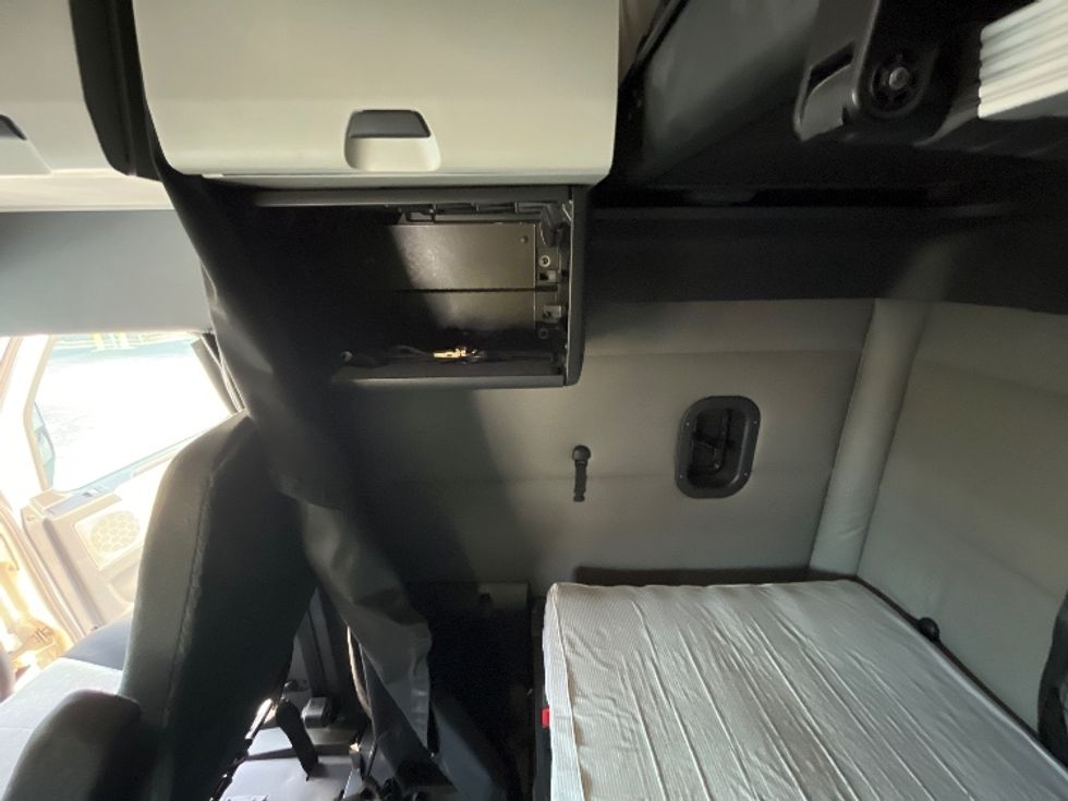 Sleeper Tractor-Heavy Duty Tractors-Freightliner-2019-T12664ST-Atlanta-GA-633,302\n\t\tmiles-$ 44,000 - Image 19