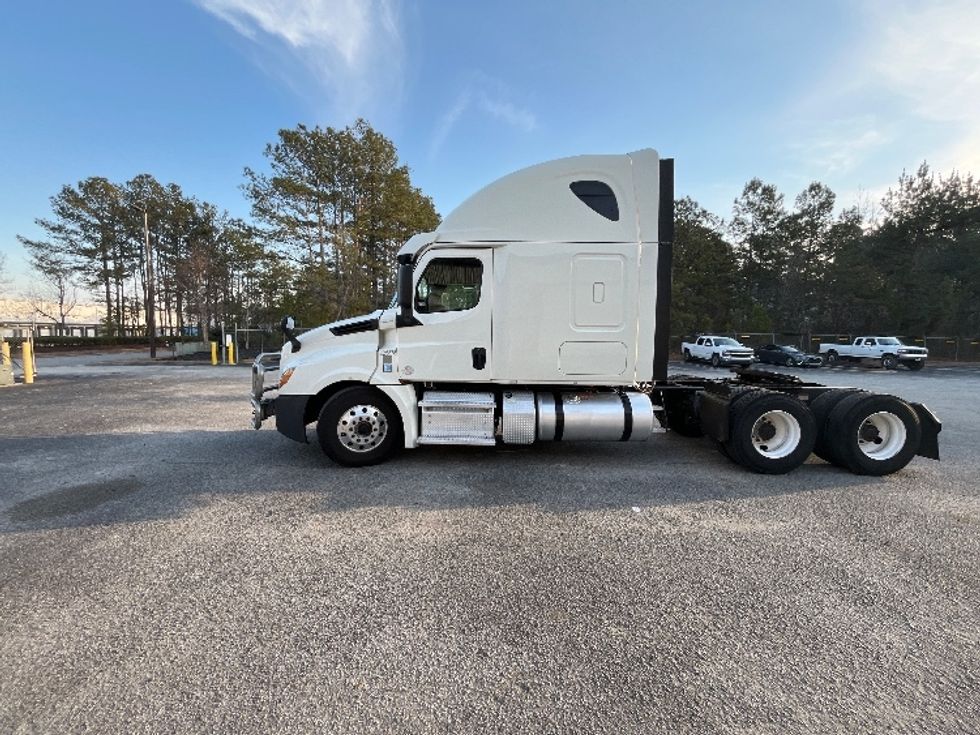 Sleeper Tractor-Heavy Duty Tractors-Freightliner-2019-T12664ST-Atlanta-GA-633,302\n\t\tmiles-$ 44,000 - Image 4