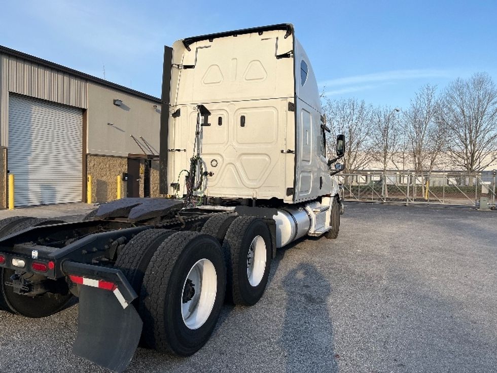 Sleeper Tractor-Heavy Duty Tractors-Freightliner-2019-T12664ST-Atlanta-GA-633,302\n\t\tmiles-$ 44,000 - Image 7