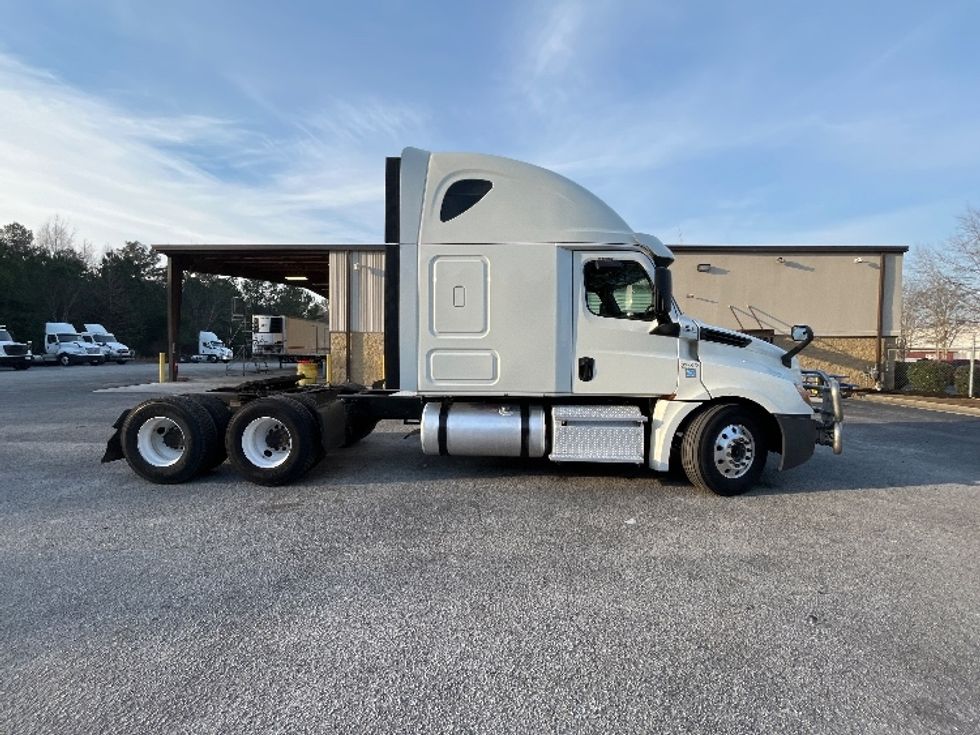 Sleeper Tractor-Heavy Duty Tractors-Freightliner-2019-T12664ST-Atlanta-GA-633,302\n\t\tmiles-$ 44,000 - Image 8