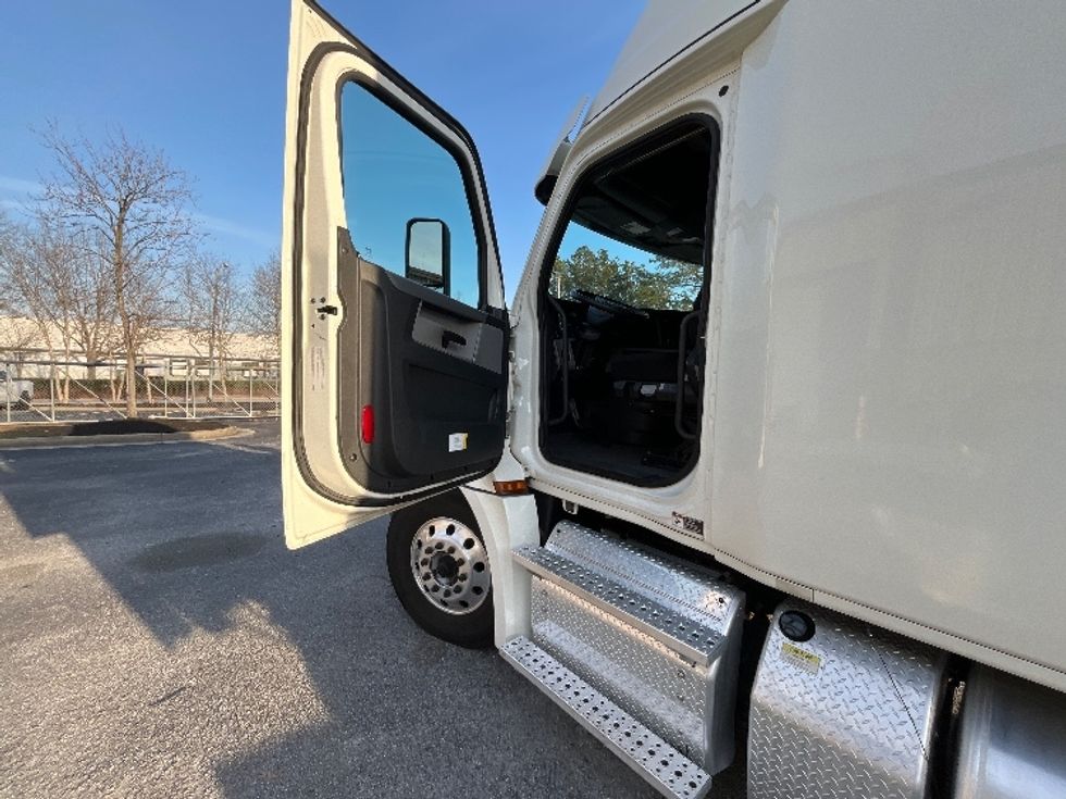 Sleeper Tractor-Heavy Duty Tractors-Freightliner-2019-T12664ST-Atlanta-GA-633,302\n\t\tmiles-$ 44,000 - Image 9