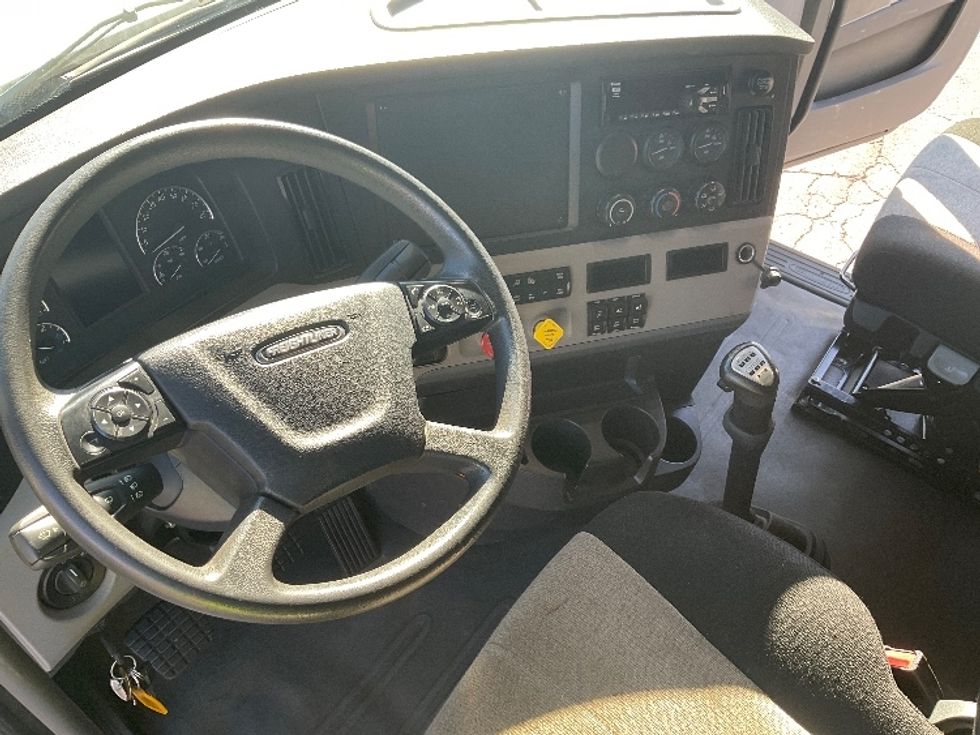 Sleeper Tractor-Heavy Duty Tractors-Freightliner-2019-T12664ST-Augusta-GA-92,872\n\t\tmiles-$ 69,500 - Image 10