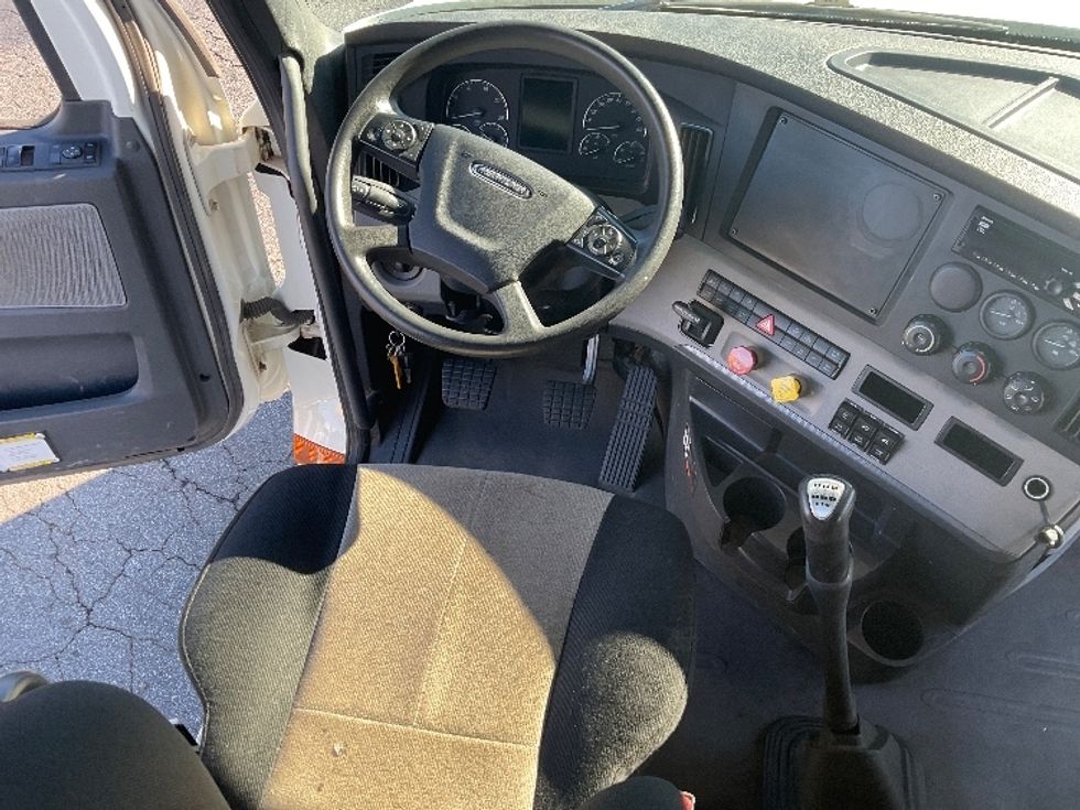 Sleeper Tractor-Heavy Duty Tractors-Freightliner-2019-T12664ST-Augusta-GA-92,872\n\t\tmiles-$ 69,500 - Image 11