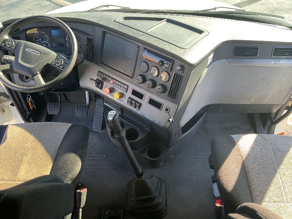 Sleeper Tractor-Heavy Duty Tractors-Freightliner-2019-T12664ST-Augusta-GA-92,872\n\t\tmiles-$ 69,500 - Image 12