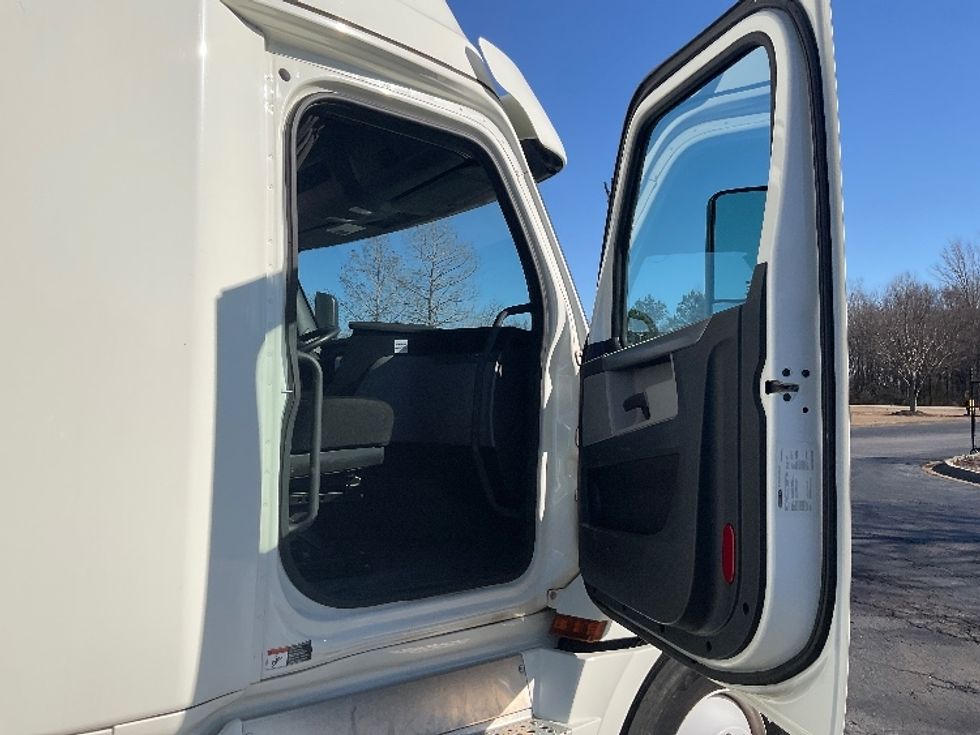 Sleeper Tractor-Heavy Duty Tractors-Freightliner-2019-T12664ST-Augusta-GA-92,872\n\t\tmiles-$ 69,500 - Image 13