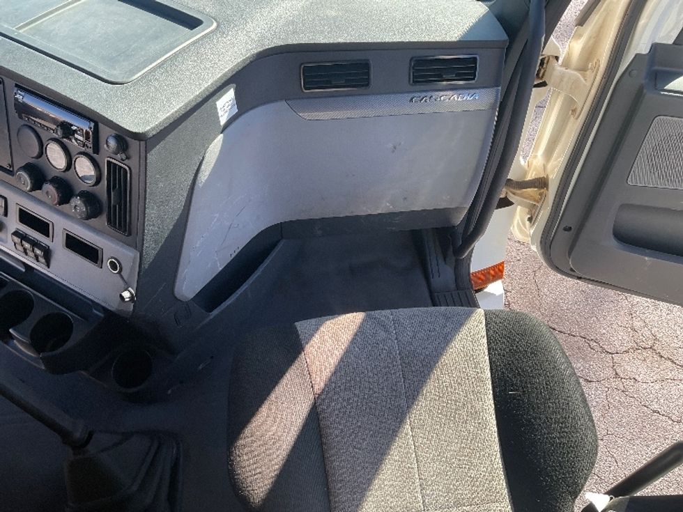 Sleeper Tractor-Heavy Duty Tractors-Freightliner-2019-T12664ST-Augusta-GA-92,872\n\t\tmiles-$ 69,500 - Image 14