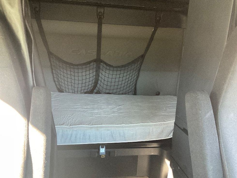 Sleeper Tractor-Heavy Duty Tractors-Freightliner-2019-T12664ST-Augusta-GA-92,872\n\t\tmiles-$ 69,500 - Image 16