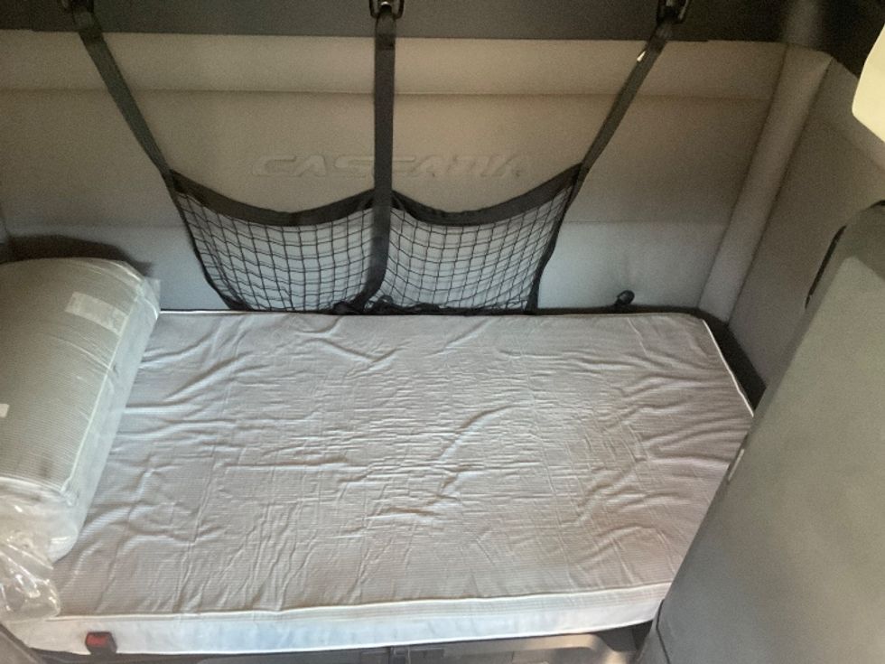 Sleeper Tractor-Heavy Duty Tractors-Freightliner-2019-T12664ST-Augusta-GA-92,872\n\t\tmiles-$ 69,500 - Image 17