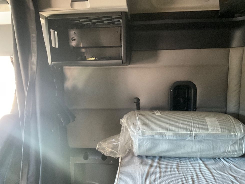 Sleeper Tractor-Heavy Duty Tractors-Freightliner-2019-T12664ST-Augusta-GA-92,872\n\t\tmiles-$ 69,500 - Image 19