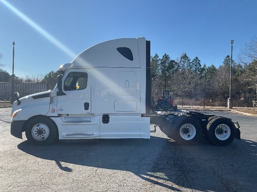 Sleeper Tractor-Heavy Duty Tractors-Freightliner-2019-T12664ST-Augusta-GA-92,872\n\t\tmiles-$ 69,500 - Image 4