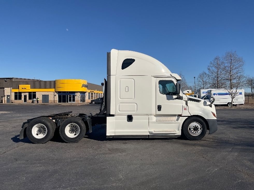 Sleeper Tractor-Heavy Duty Tractors-Freightliner-2019-T12664ST-Augusta-GA-92,872\n\t\tmiles-$ 69,500 - Image 8