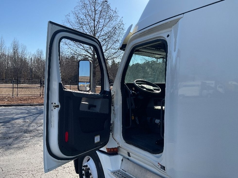 Sleeper Tractor-Heavy Duty Tractors-Freightliner-2019-T12664ST-Augusta-GA-92,872\n\t\tmiles-$ 69,500 - Image 9