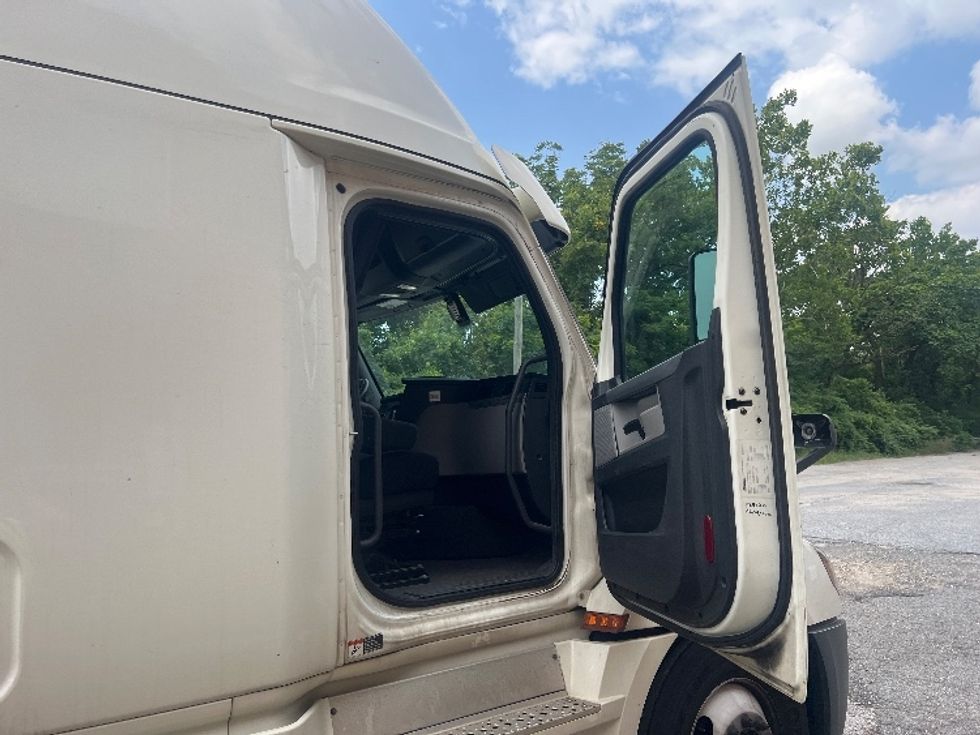 Sleeper Tractor-Heavy Duty Tractors-Freightliner-2019-T12664ST-Baltimore-MD-484,939\n\t\tmiles-$ 58,500 - Image 13