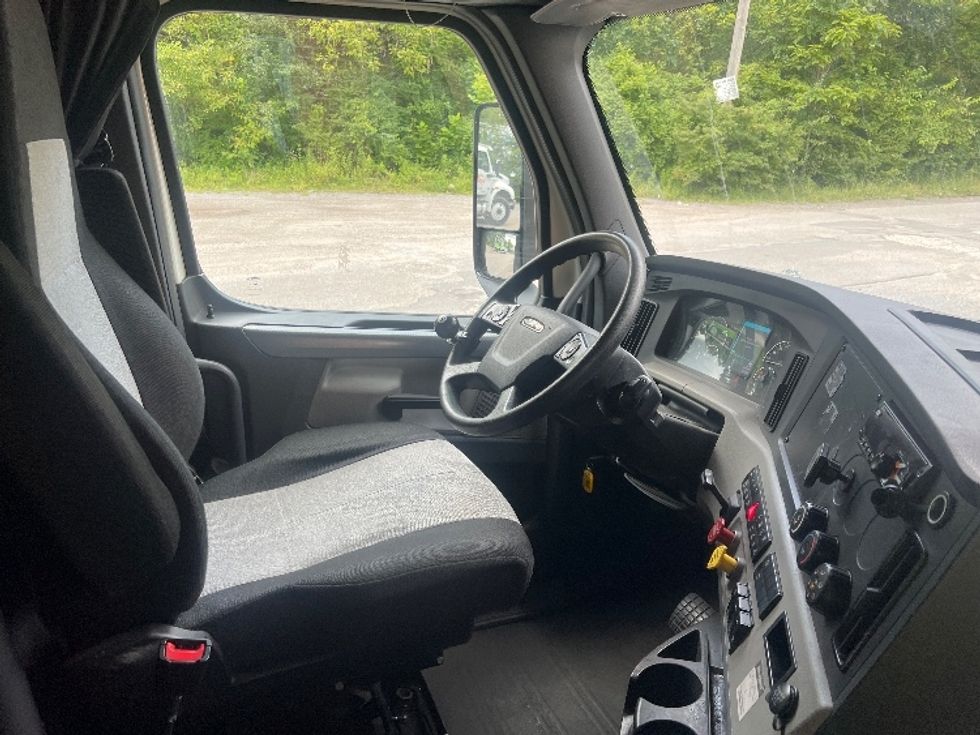 Sleeper Tractor-Heavy Duty Tractors-Freightliner-2019-T12664ST-Baltimore-MD-484,939\n\t\tmiles-$ 58,500 - Image 15