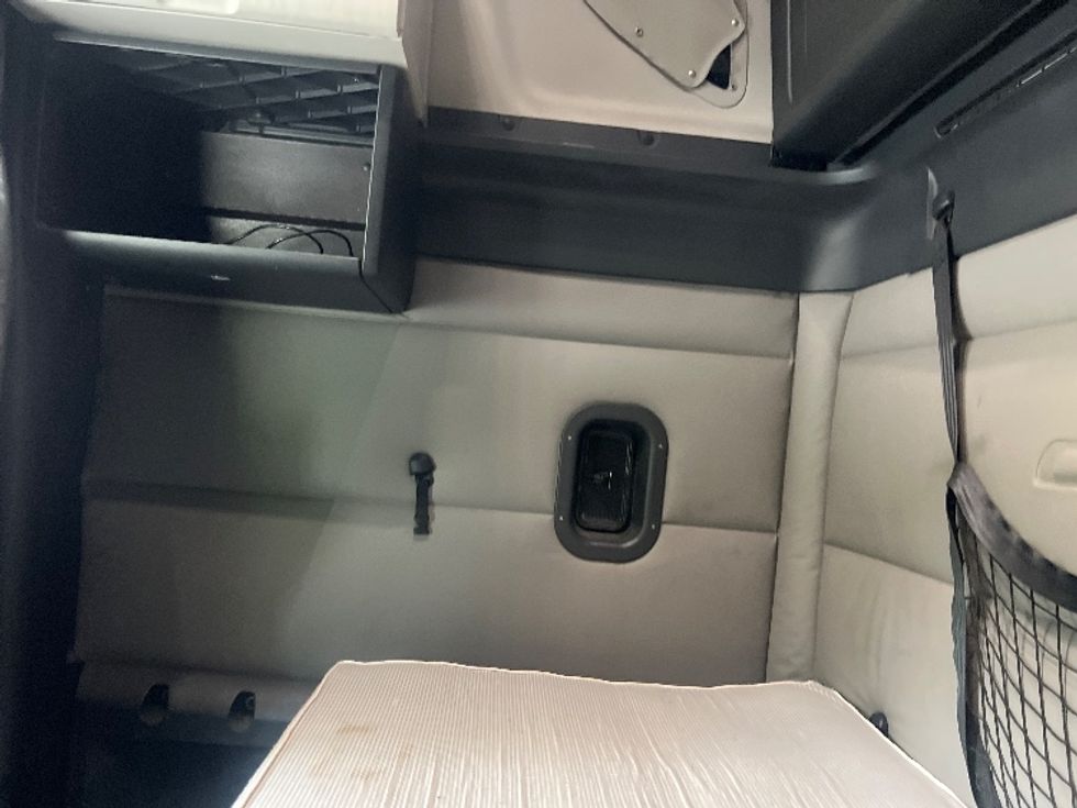 Sleeper Tractor-Heavy Duty Tractors-Freightliner-2019-T12664ST-Baltimore-MD-484,939\n\t\tmiles-$ 58,500 - Image 19