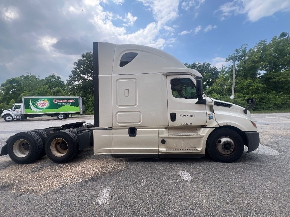 Sleeper Tractor-Heavy Duty Tractors-Freightliner-2019-T12664ST-Baltimore-MD-484,939\n\t\tmiles-$ 58,500 - Image 8