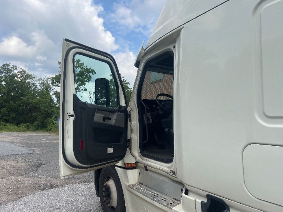 Sleeper Tractor-Heavy Duty Tractors-Freightliner-2019-T12664ST-Baltimore-MD-484,939\n\t\tmiles-$ 58,500 - Image 9