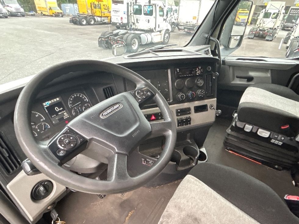 Sleeper Tractor-Heavy Duty Tractors-Freightliner-2019-T12664ST-Belcamp-MD-398,916\n\t\tmiles-$ 64,250 - Image 10