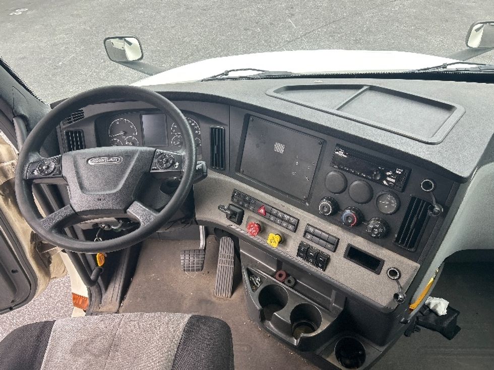 Sleeper Tractor-Heavy Duty Tractors-Freightliner-2019-T12664ST-Belcamp-MD-398,916\n\t\tmiles-$ 64,250 - Image 11