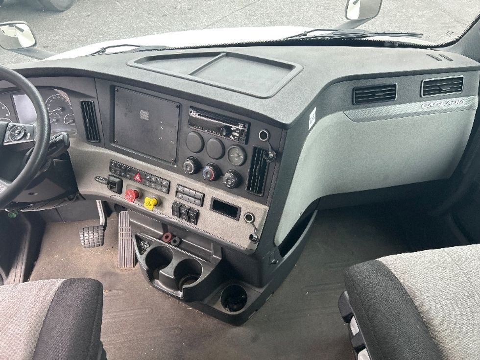 Sleeper Tractor-Heavy Duty Tractors-Freightliner-2019-T12664ST-Belcamp-MD-398,916\n\t\tmiles-$ 64,250 - Image 12