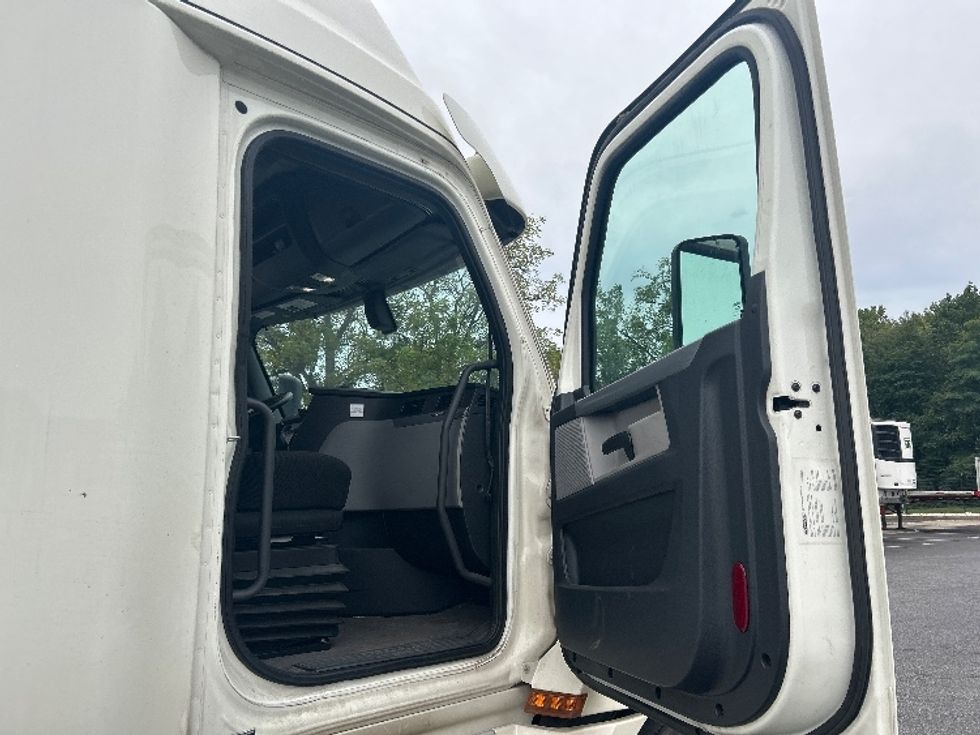 Sleeper Tractor-Heavy Duty Tractors-Freightliner-2019-T12664ST-Belcamp-MD-398,916\n\t\tmiles-$ 64,250 - Image 13