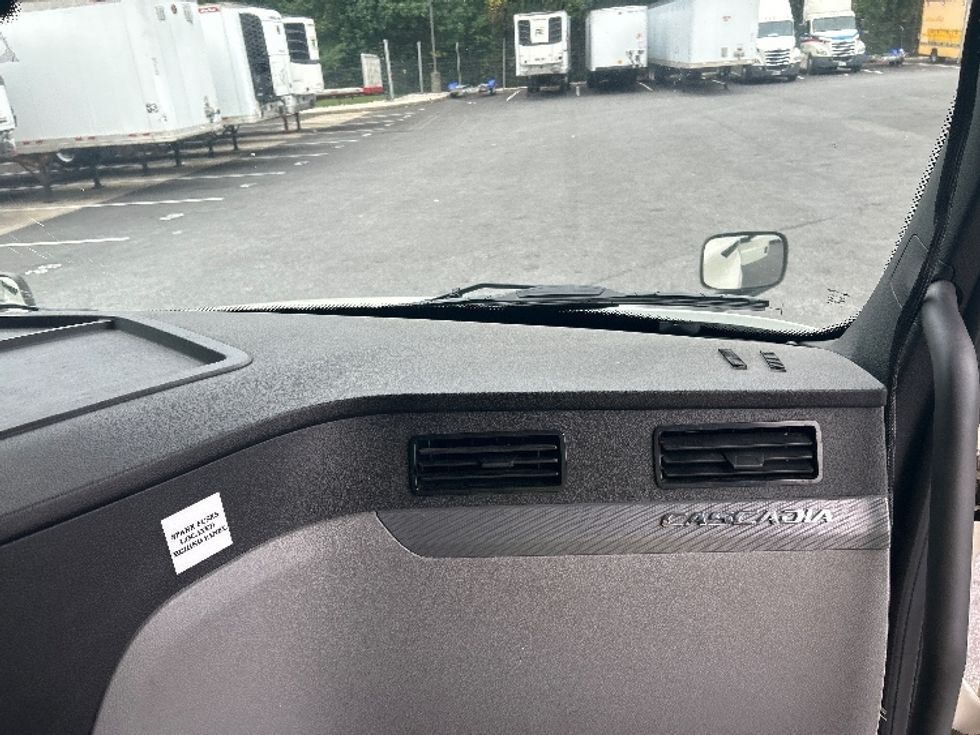 Sleeper Tractor-Heavy Duty Tractors-Freightliner-2019-T12664ST-Belcamp-MD-398,916\n\t\tmiles-$ 64,250 - Image 14