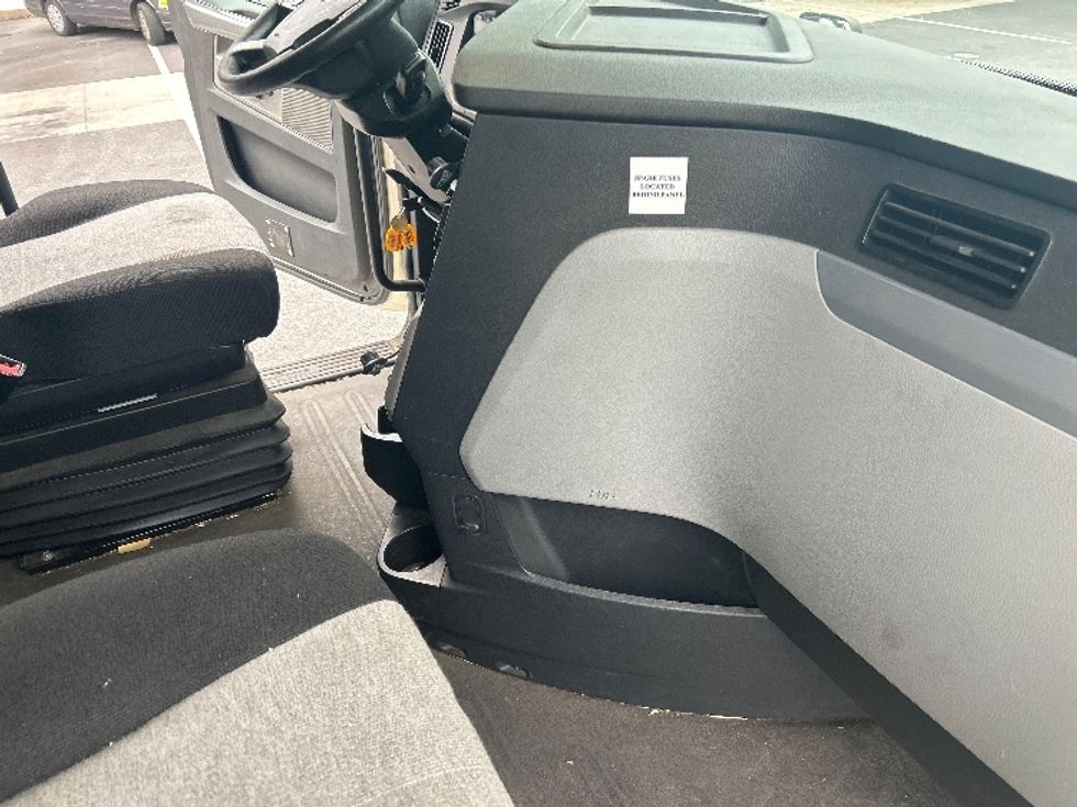 Sleeper Tractor-Heavy Duty Tractors-Freightliner-2019-T12664ST-Belcamp-MD-398,916\n\t\tmiles-$ 64,250 - Image 15