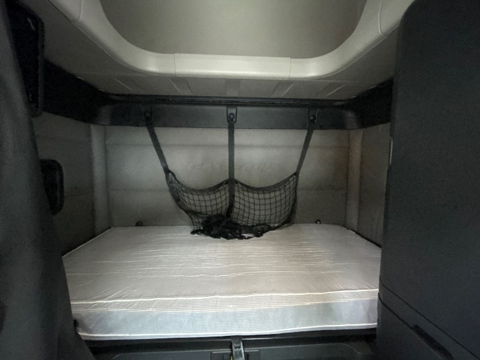 Sleeper Tractor-Heavy Duty Tractors-Freightliner-2019-T12664ST-Belcamp-MD-398,916\n\t\tmiles-$ 64,250 - Image 16