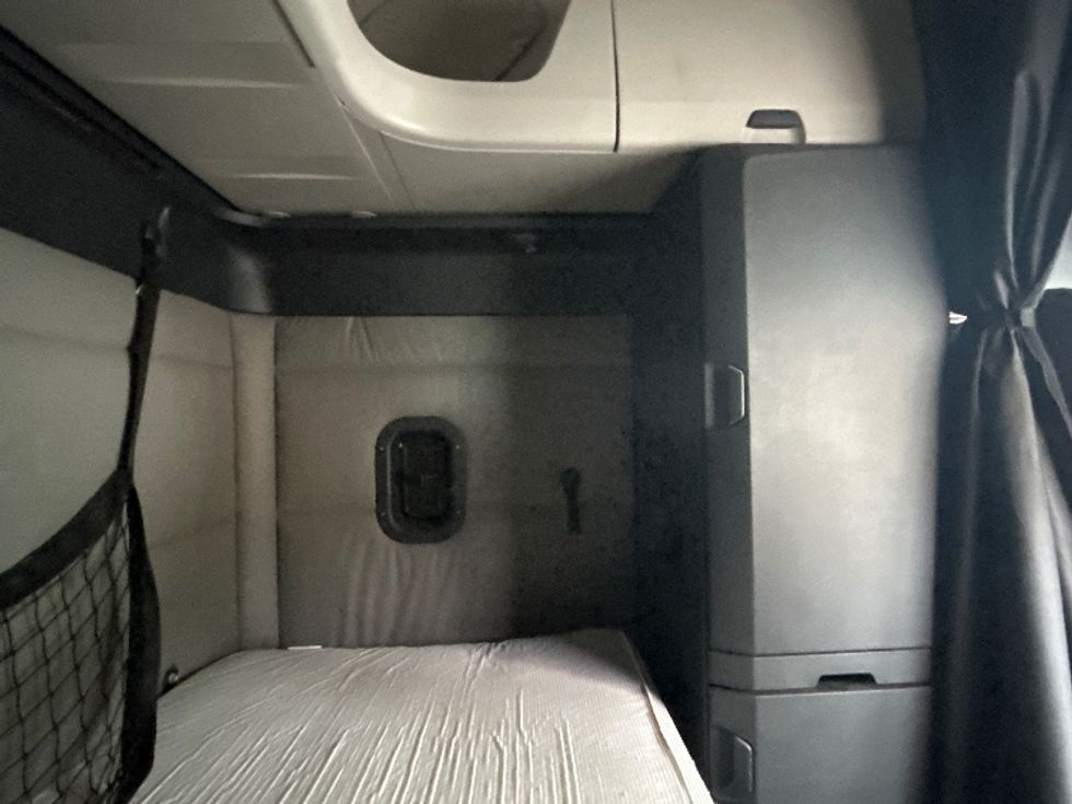 Sleeper Tractor-Heavy Duty Tractors-Freightliner-2019-T12664ST-Belcamp-MD-398,916\n\t\tmiles-$ 64,250 - Image 18