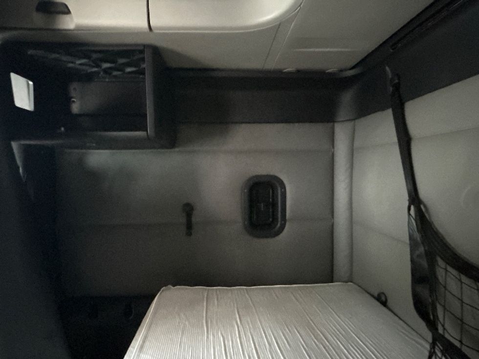 Sleeper Tractor-Heavy Duty Tractors-Freightliner-2019-T12664ST-Belcamp-MD-398,916\n\t\tmiles-$ 64,250 - Image 19