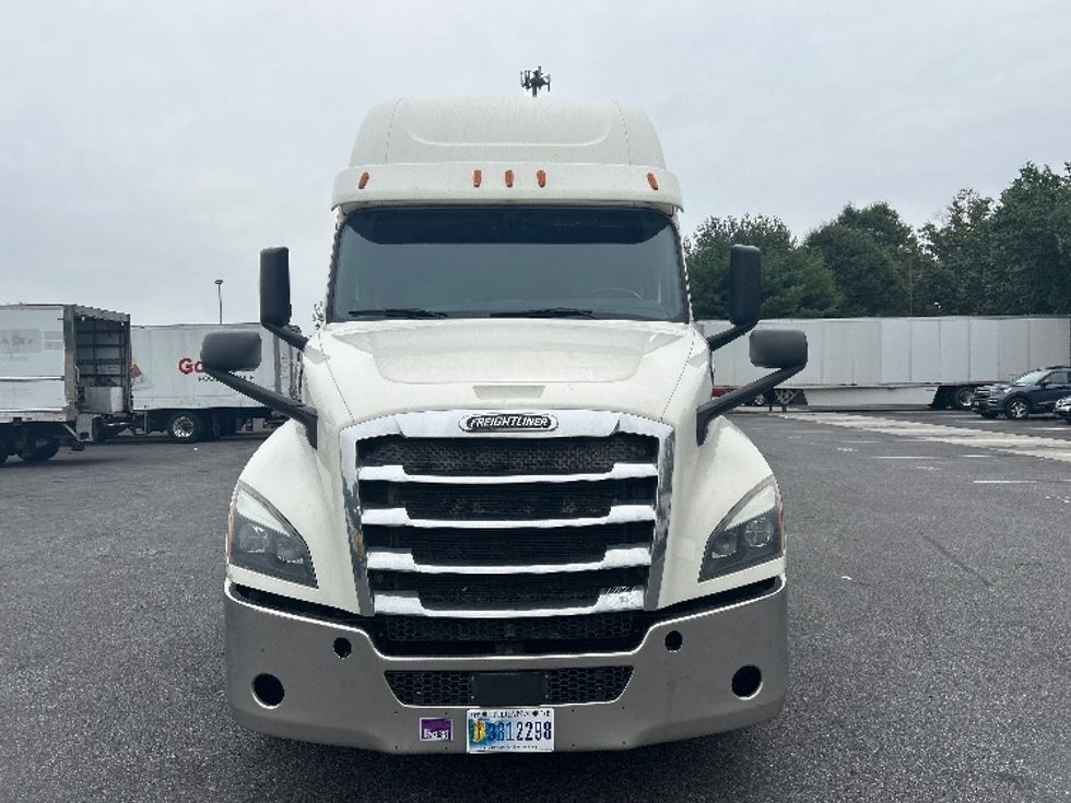 2019 Freightliner Cascadia 126" Sleeper Cab photo 2