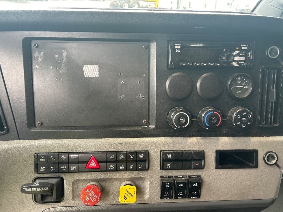 Sleeper Tractor-Heavy Duty Tractors-Freightliner-2019-T12664ST-Belcamp-MD-398,916\n\t\tmiles-$ 64,250 - Image 22