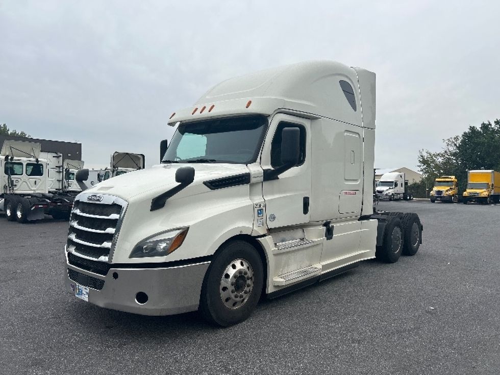2019 Freightliner Cascadia 126" Sleeper Cab photo 3