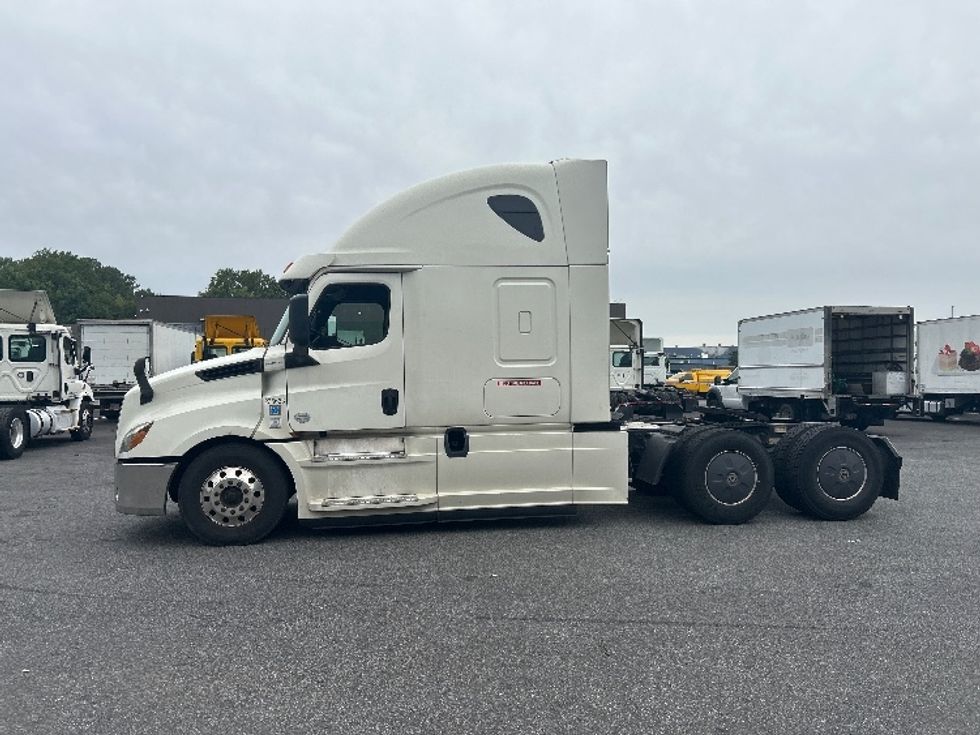 2019 Freightliner Cascadia 126" Sleeper Cab photo 4