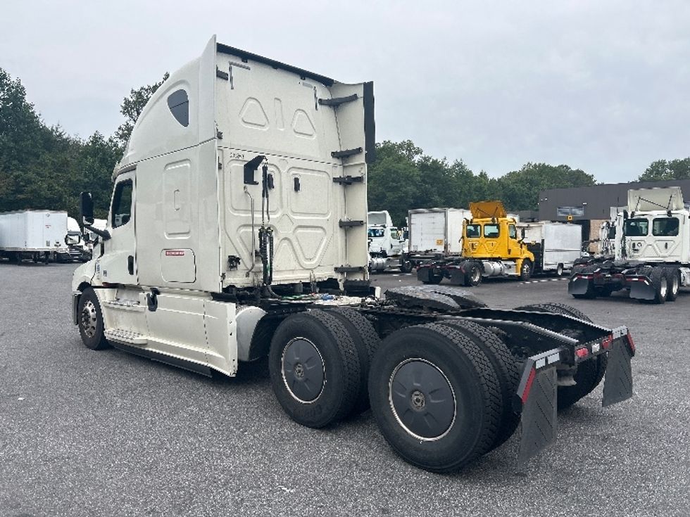Sleeper Tractor-Heavy Duty Tractors-Freightliner-2019-T12664ST-Belcamp-MD-398,916\n\t\tmiles-$ 64,250 - Image 5