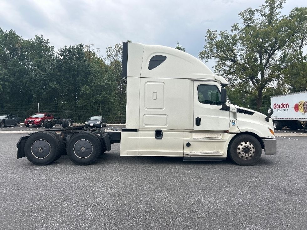 Sleeper Tractor-Heavy Duty Tractors-Freightliner-2019-T12664ST-Belcamp-MD-398,916\n\t\tmiles-$ 64,250 - Image 8