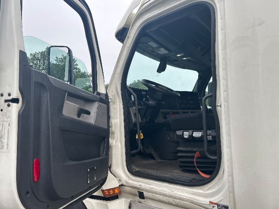 Sleeper Tractor-Heavy Duty Tractors-Freightliner-2019-T12664ST-Belcamp-MD-398,916\n\t\tmiles-$ 64,250 - Image 9