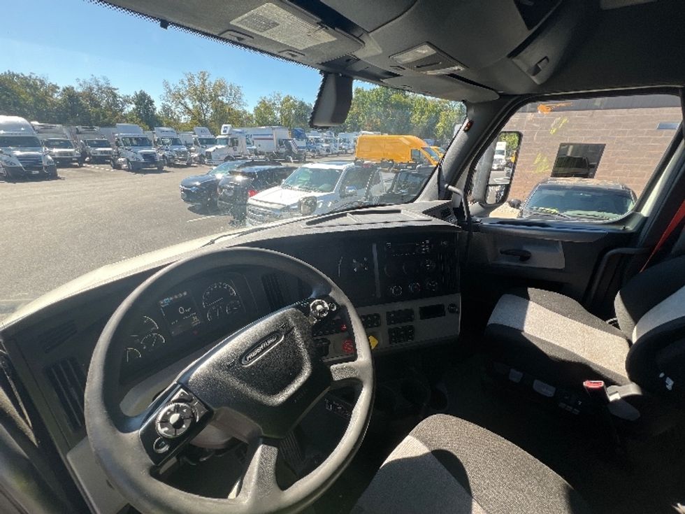 Sleeper Tractor-Heavy Duty Tractors-Freightliner-2019-T12664ST-Belcamp-MD-432,186\n\t\tmiles-$ 62,750 - Image 10