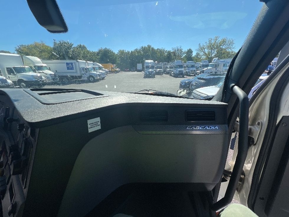 Sleeper Tractor-Heavy Duty Tractors-Freightliner-2019-T12664ST-Belcamp-MD-432,186\n\t\tmiles-$ 62,750 - Image 14