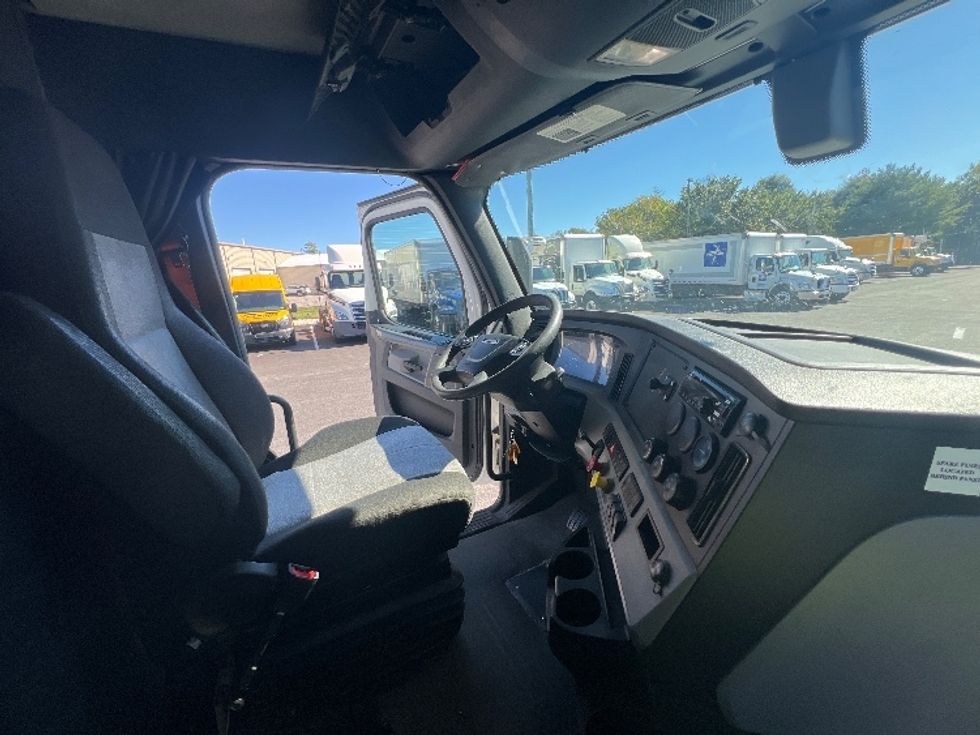 Sleeper Tractor-Heavy Duty Tractors-Freightliner-2019-T12664ST-Belcamp-MD-432,186\n\t\tmiles-$ 62,750 - Image 15