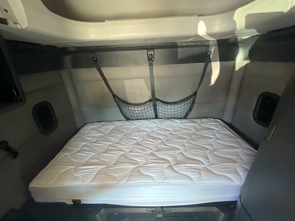 Sleeper Tractor-Heavy Duty Tractors-Freightliner-2019-T12664ST-Belcamp-MD-432,186\n\t\tmiles-$ 62,750 - Image 16