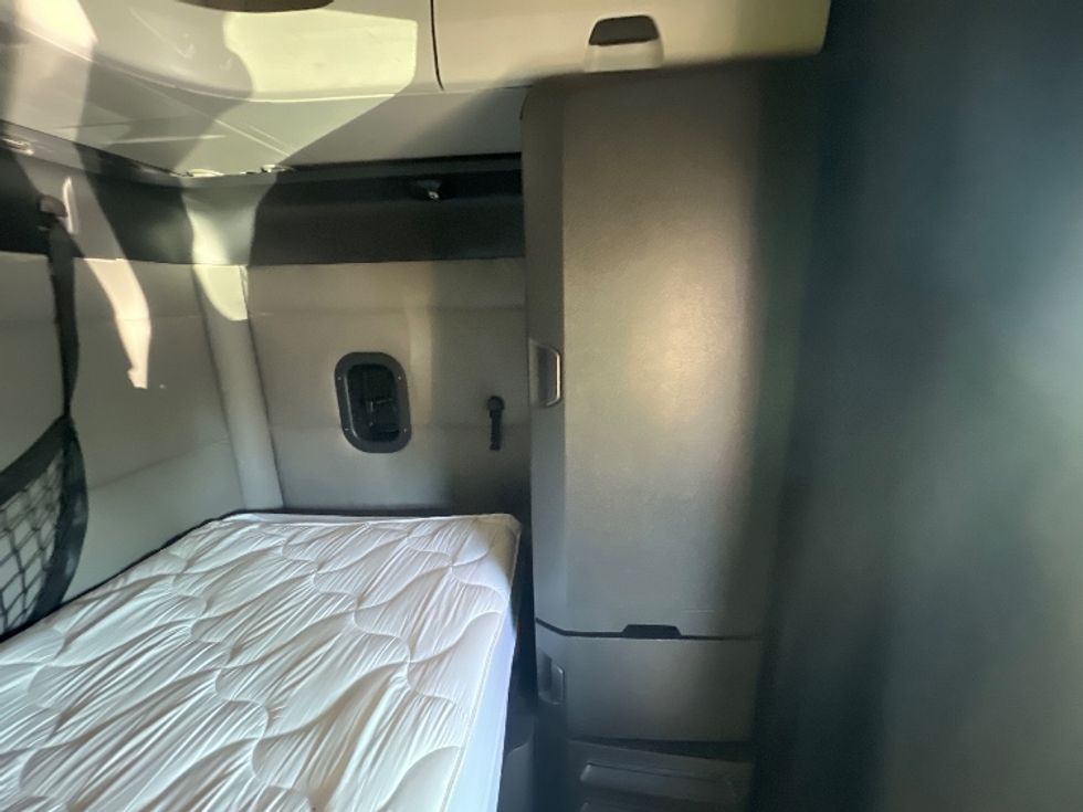 Sleeper Tractor-Heavy Duty Tractors-Freightliner-2019-T12664ST-Belcamp-MD-432,186\n\t\tmiles-$ 62,750 - Image 18