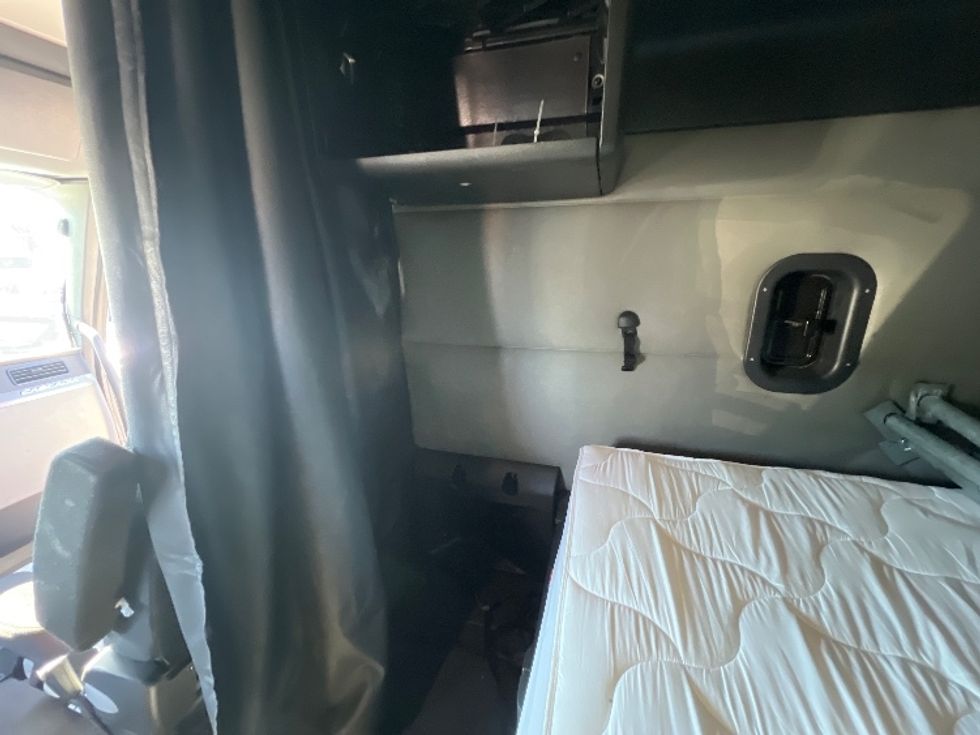 Sleeper Tractor-Heavy Duty Tractors-Freightliner-2019-T12664ST-Belcamp-MD-432,186\n\t\tmiles-$ 62,750 - Image 19