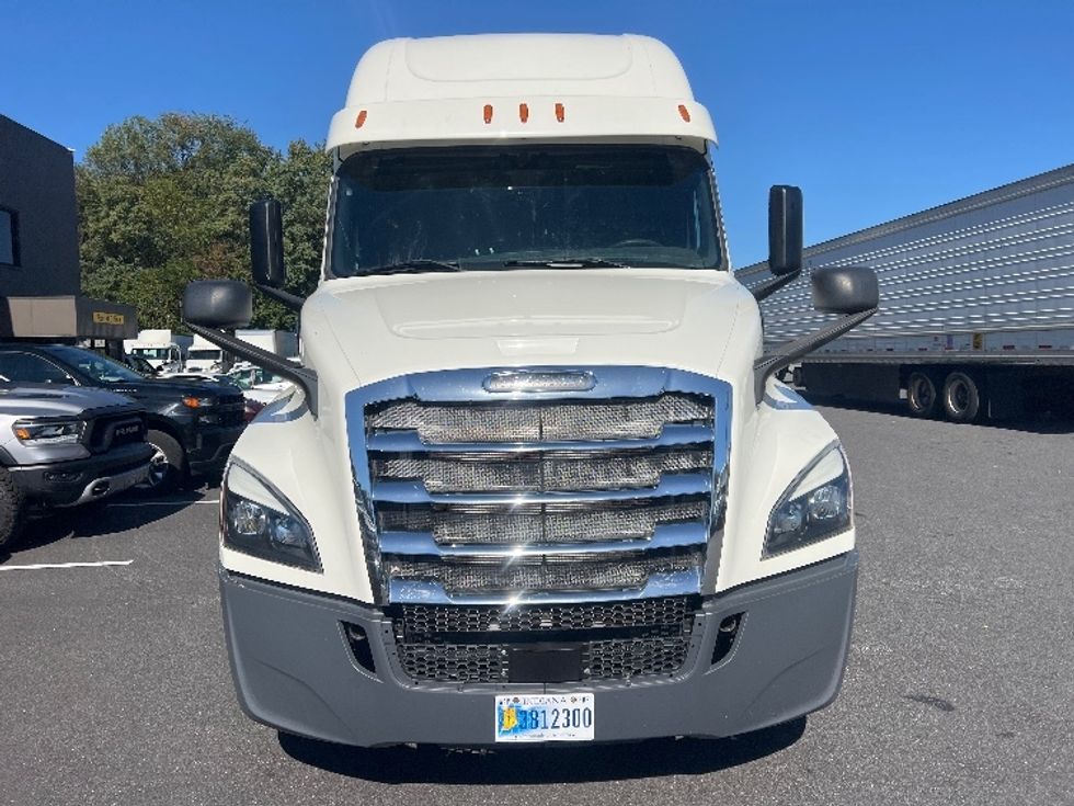 Sleeper Tractor-Heavy Duty Tractors-Freightliner-2019-T12664ST-Belcamp-MD-432,186\n\t\tmiles-$ 62,750 - Image 2