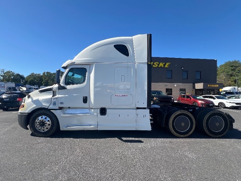 Sleeper Tractor-Heavy Duty Tractors-Freightliner-2019-T12664ST-Belcamp-MD-432,186\n\t\tmiles-$ 62,750 - Image 4