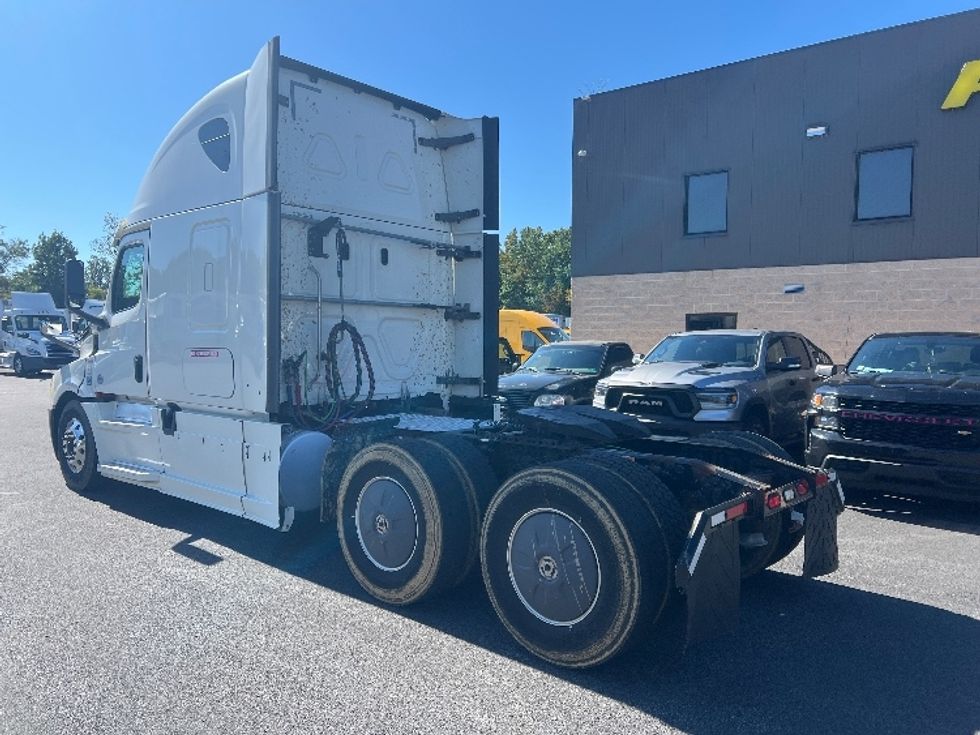 Sleeper Tractor-Heavy Duty Tractors-Freightliner-2019-T12664ST-Belcamp-MD-432,186\n\t\tmiles-$ 62,750 - Image 5